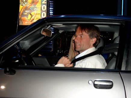 Der Ellenbogen blieb im Wagen